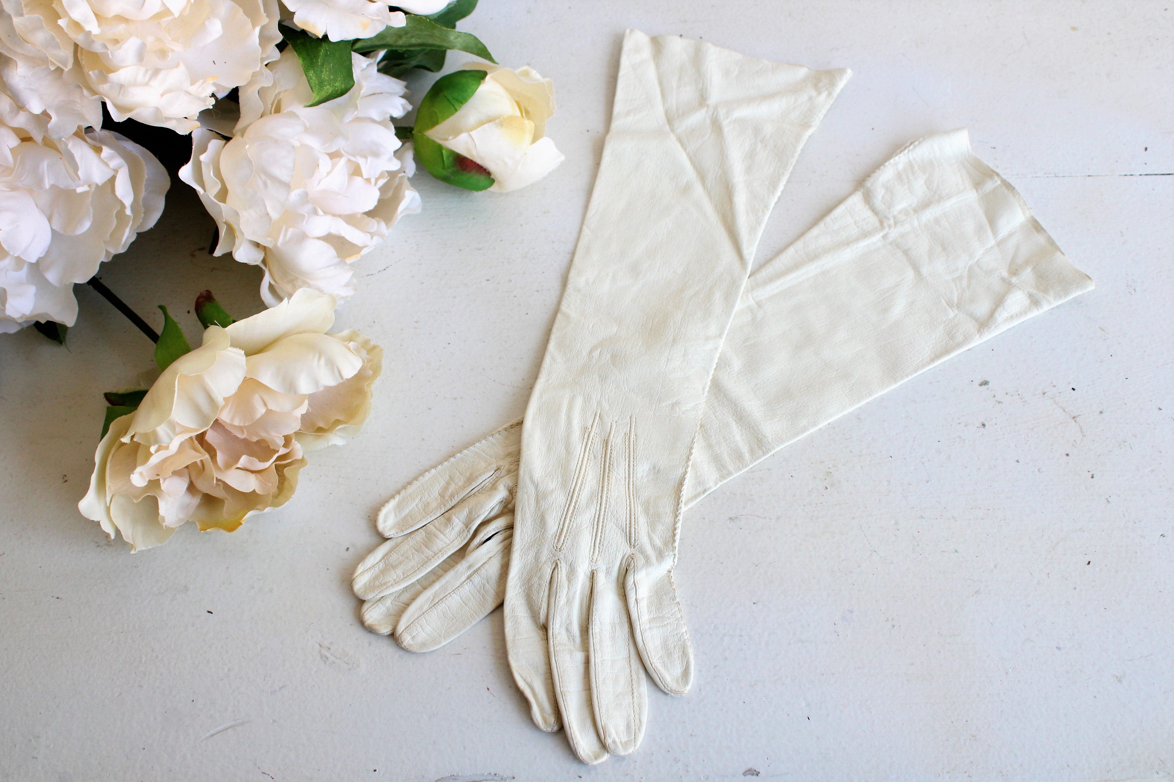 Cleaning and Conditioning a Glove from the 1950s! 