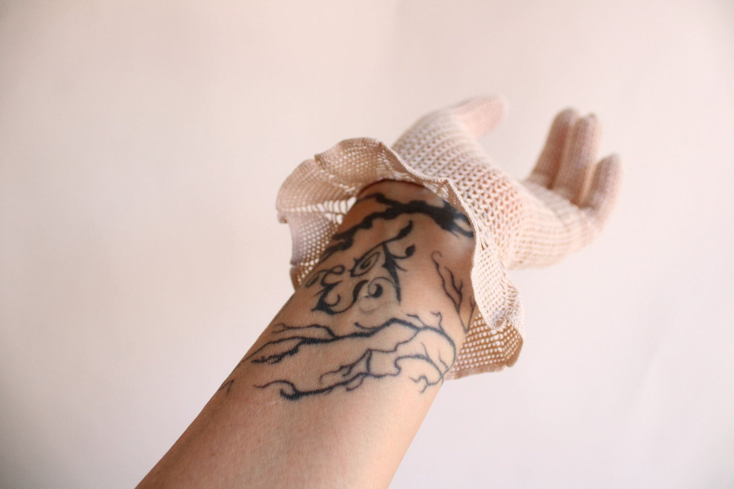 Vintage 1930s 1940s Beige Crochet Gloves