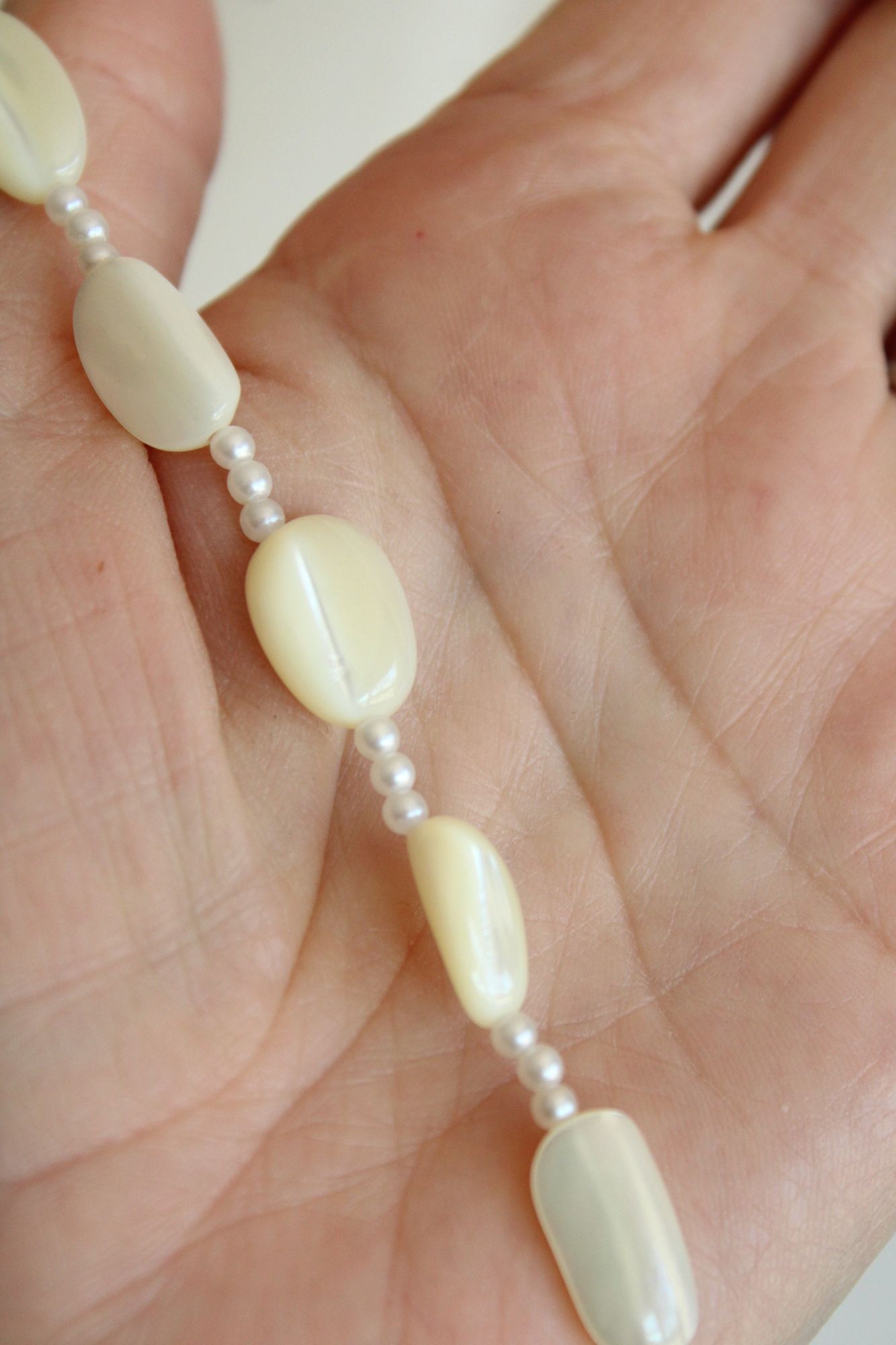 Vintage 1960s Shell or Mother of Pearl Necklace