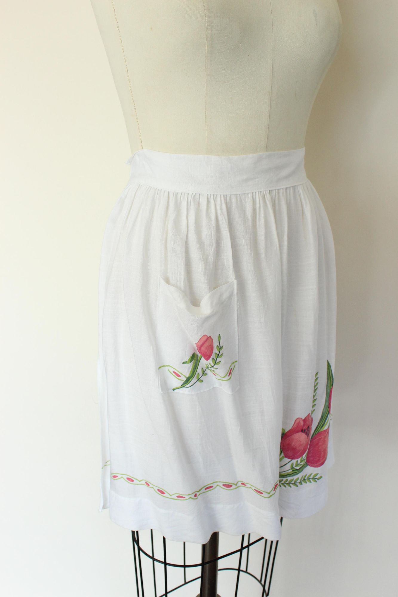 Vintage 1960s Apron With Pocket and Pink Tulips