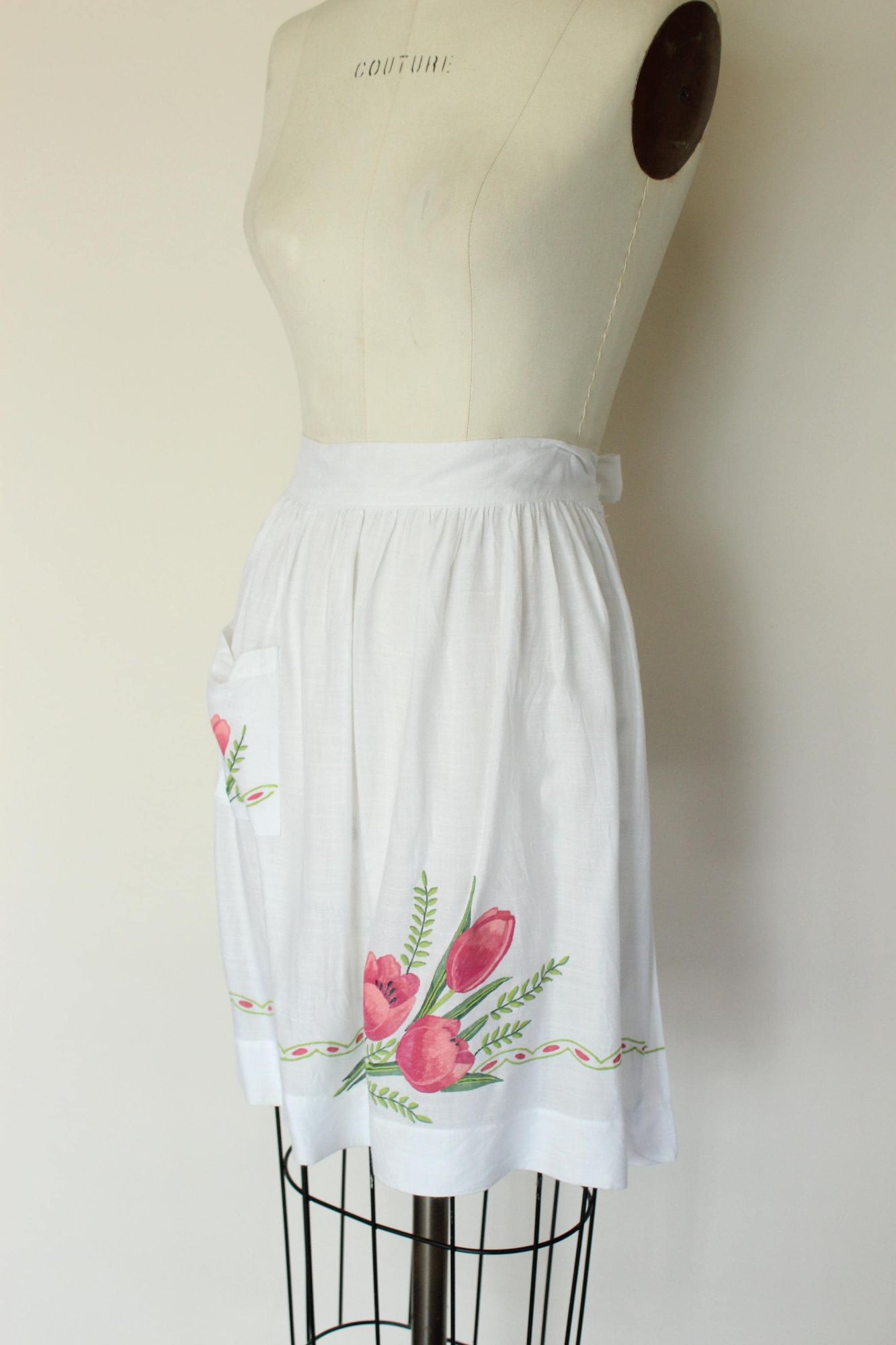 Vintage 1960s Apron With Pocket and Pink Tulips