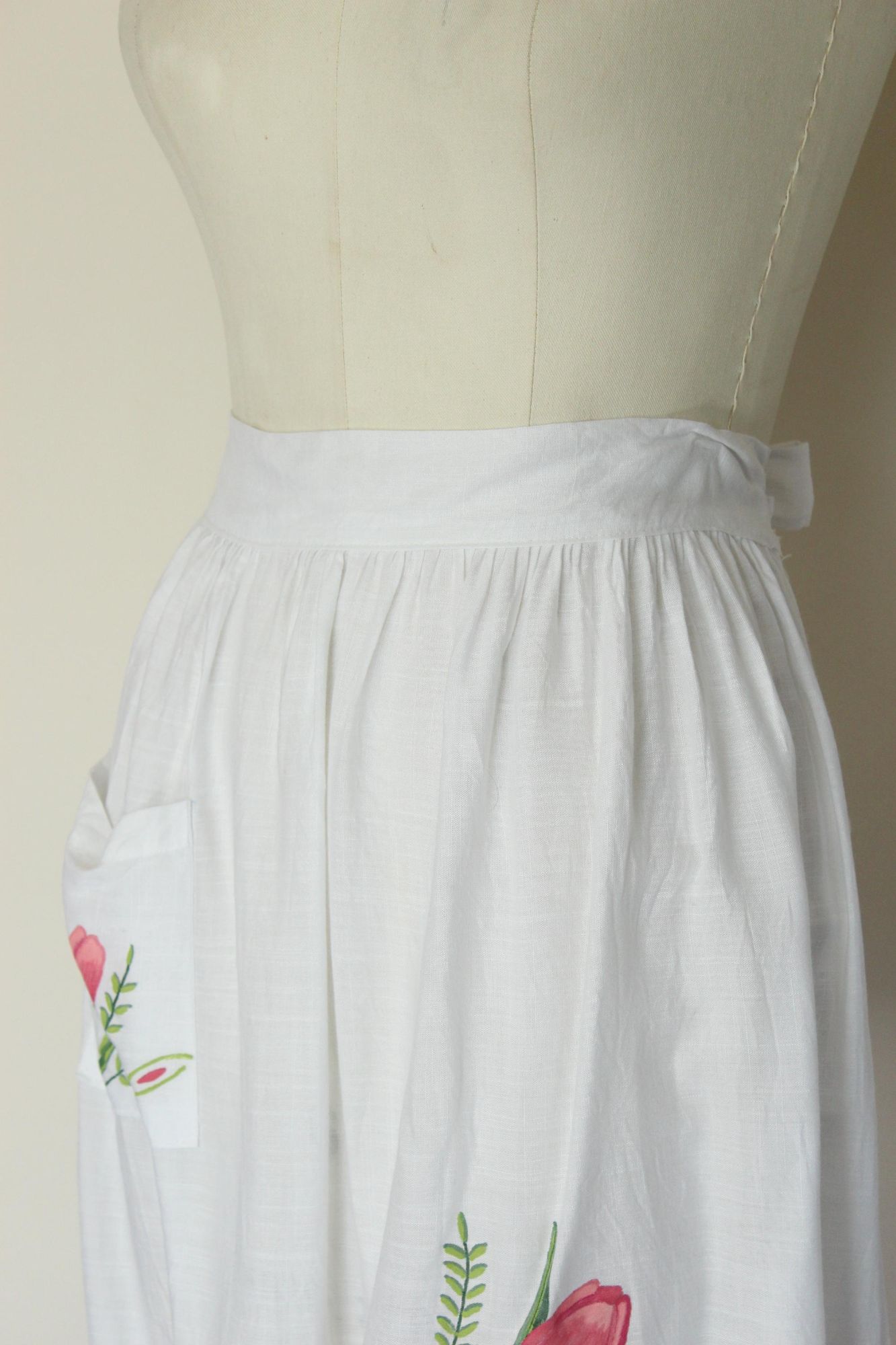 Vintage 1960s Apron With Pocket and Pink Tulips