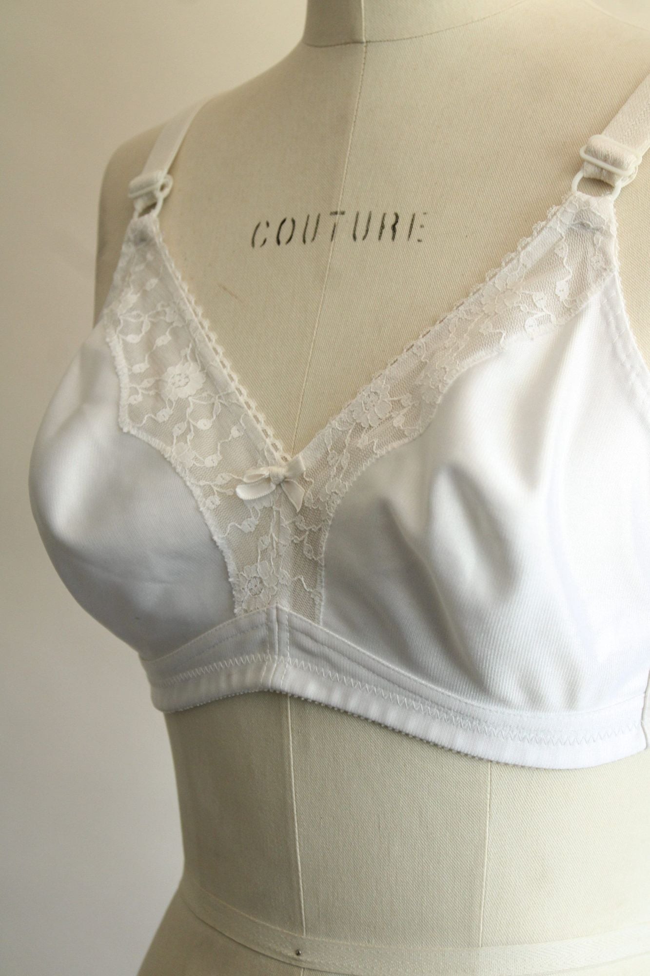 Vintage 1980s 1990s Bra, White 38B, Wireless