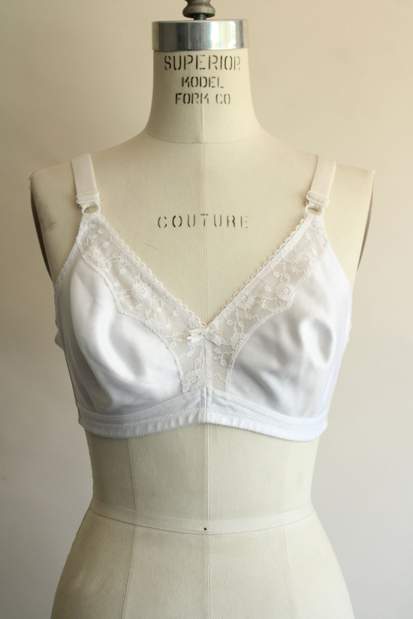 Vintage 1980s 1990s Bra, White 38B, Wireless