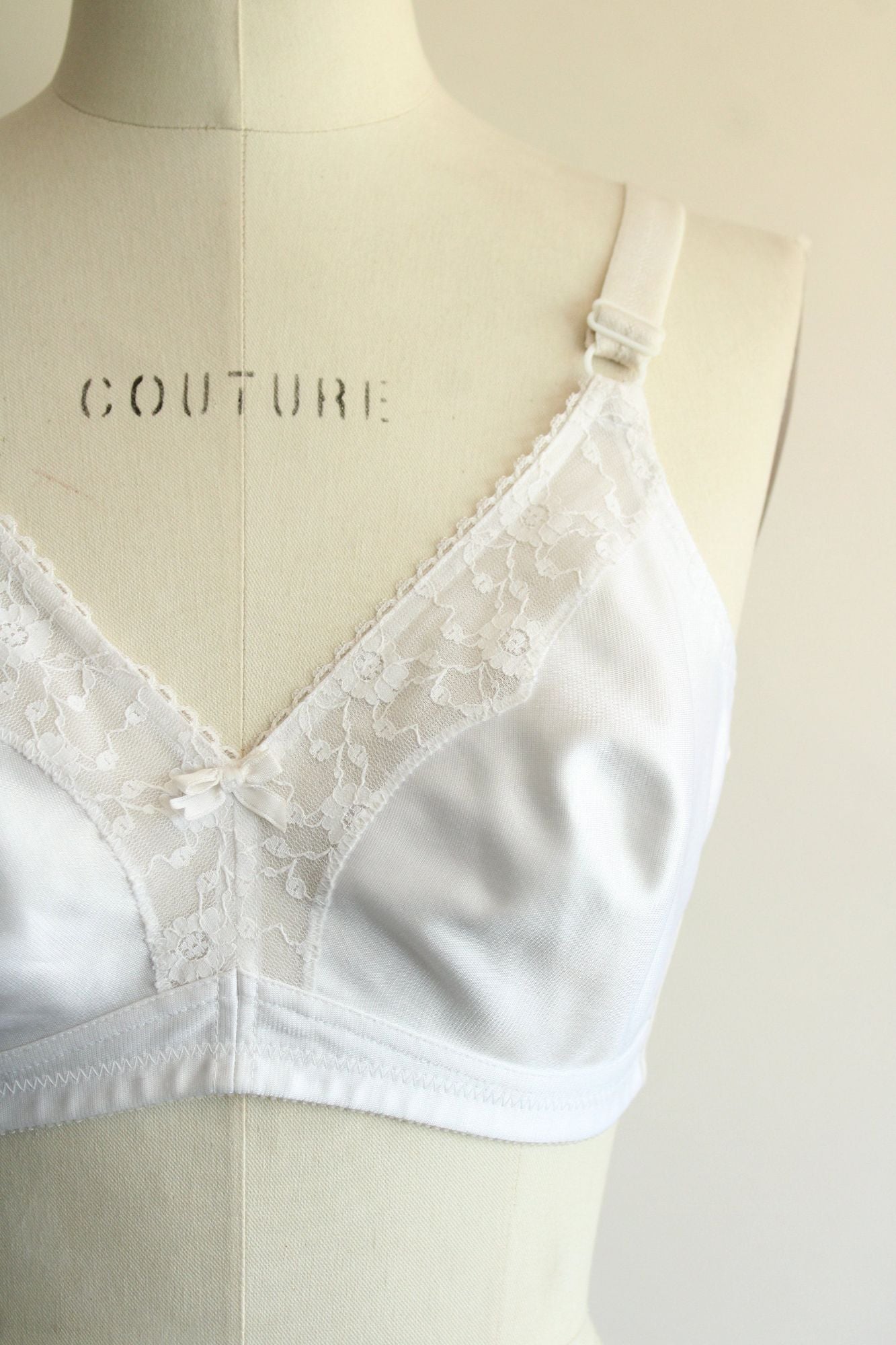 Vintage 1980s 1990s Bra, White 38B, Wireless