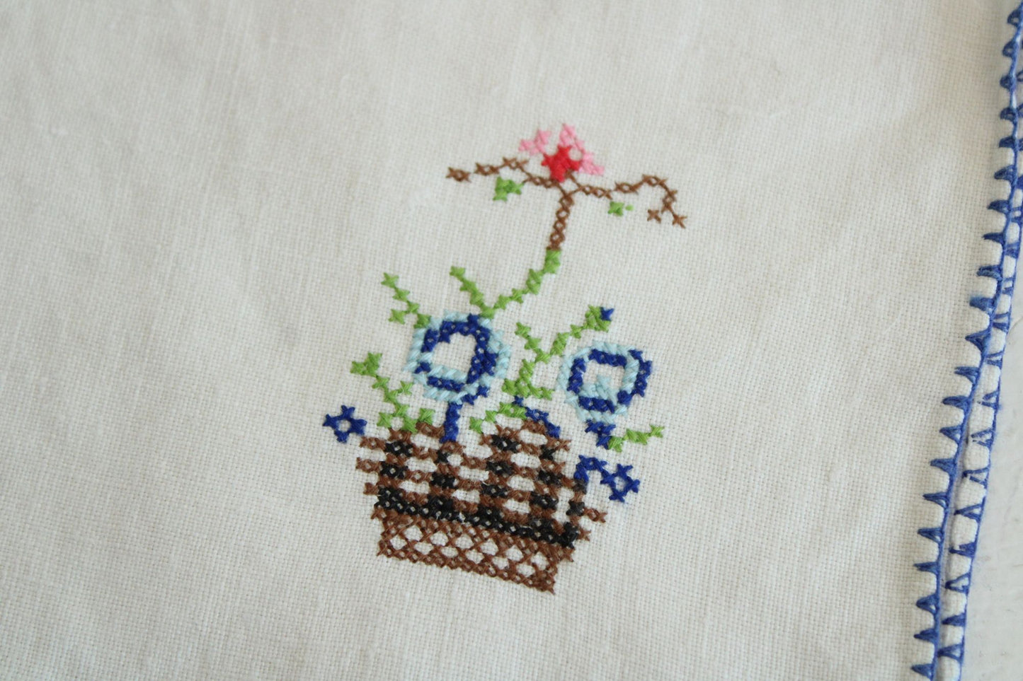 Vintage 1940s 1950s Napkin with an Embroidered Flower Basket