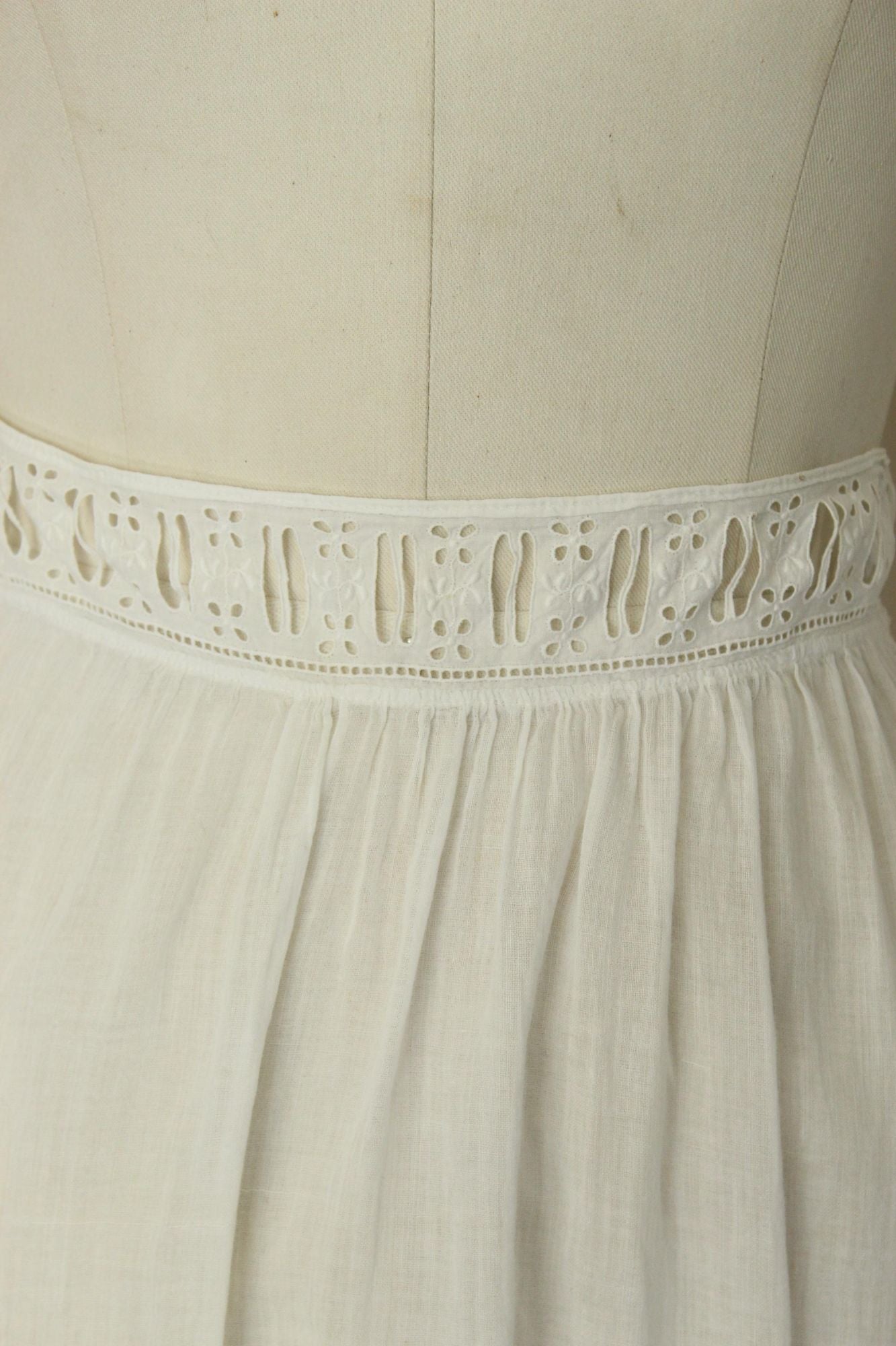 Vintage Antique 1900s White Linen and Lace Victorian Edwardian Half Apron