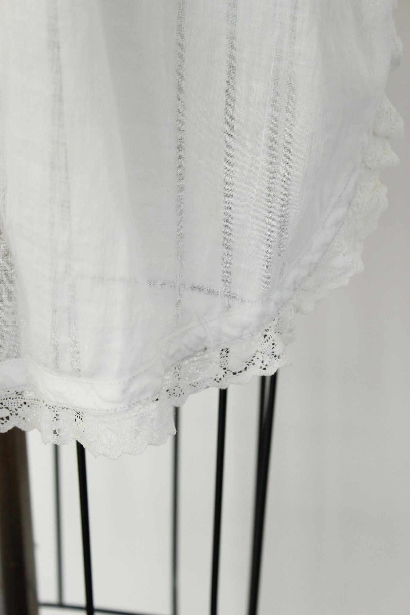 Vintage Antique 1900s White Linen and Lace Victorian Edwardian Half Apron