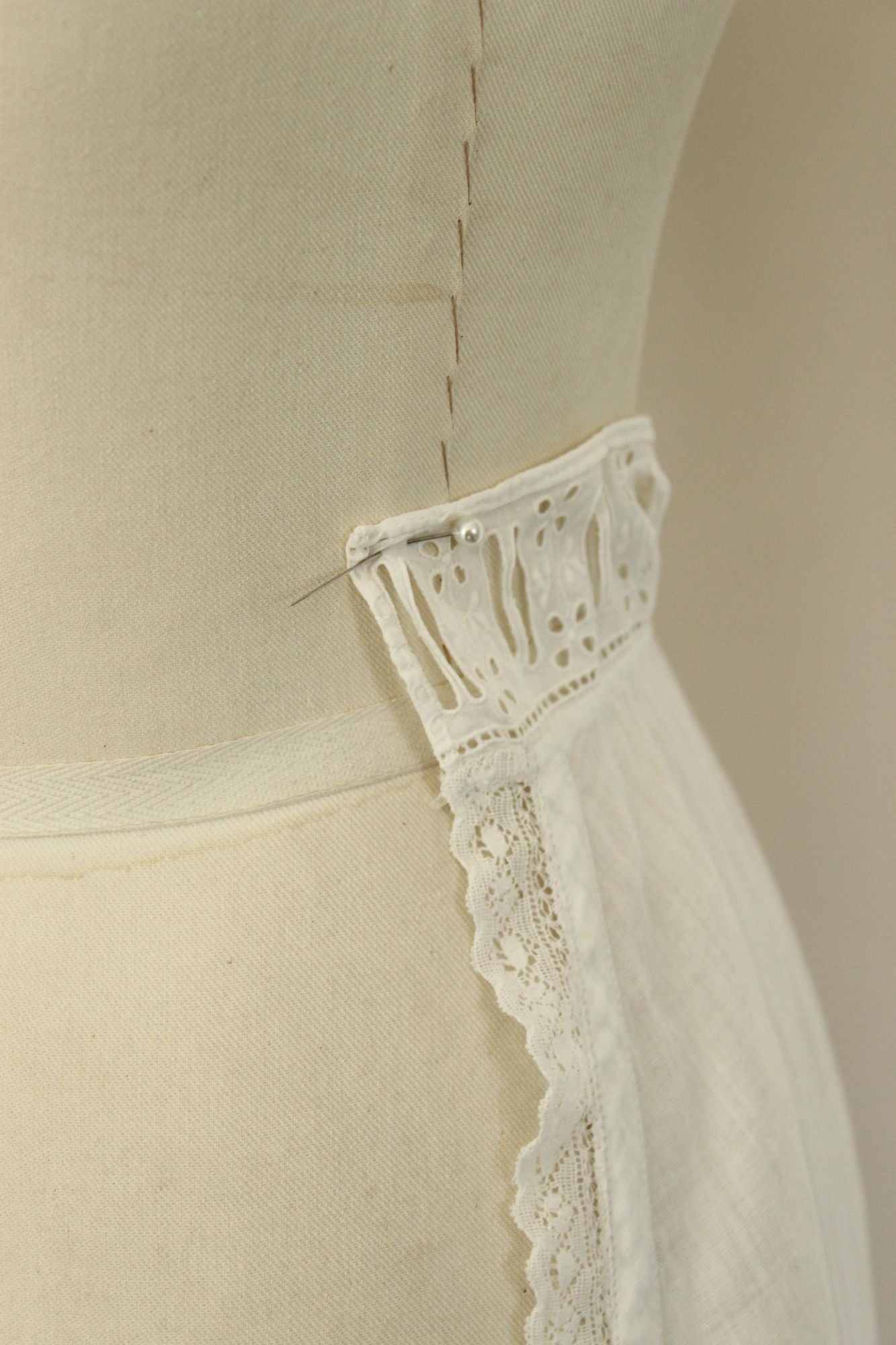 Vintage Antique 1900s White Linen and Lace Victorian Edwardian Half Apron