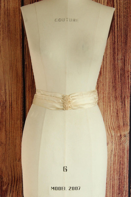 Vintage 1930s Volup Size Ivory Silk Belt with Pleats and Gathers