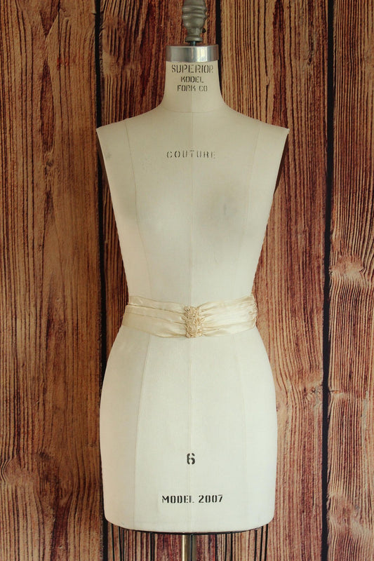 Vintage 1930s Volup Size Ivory Silk Belt with Pleats and Gathers