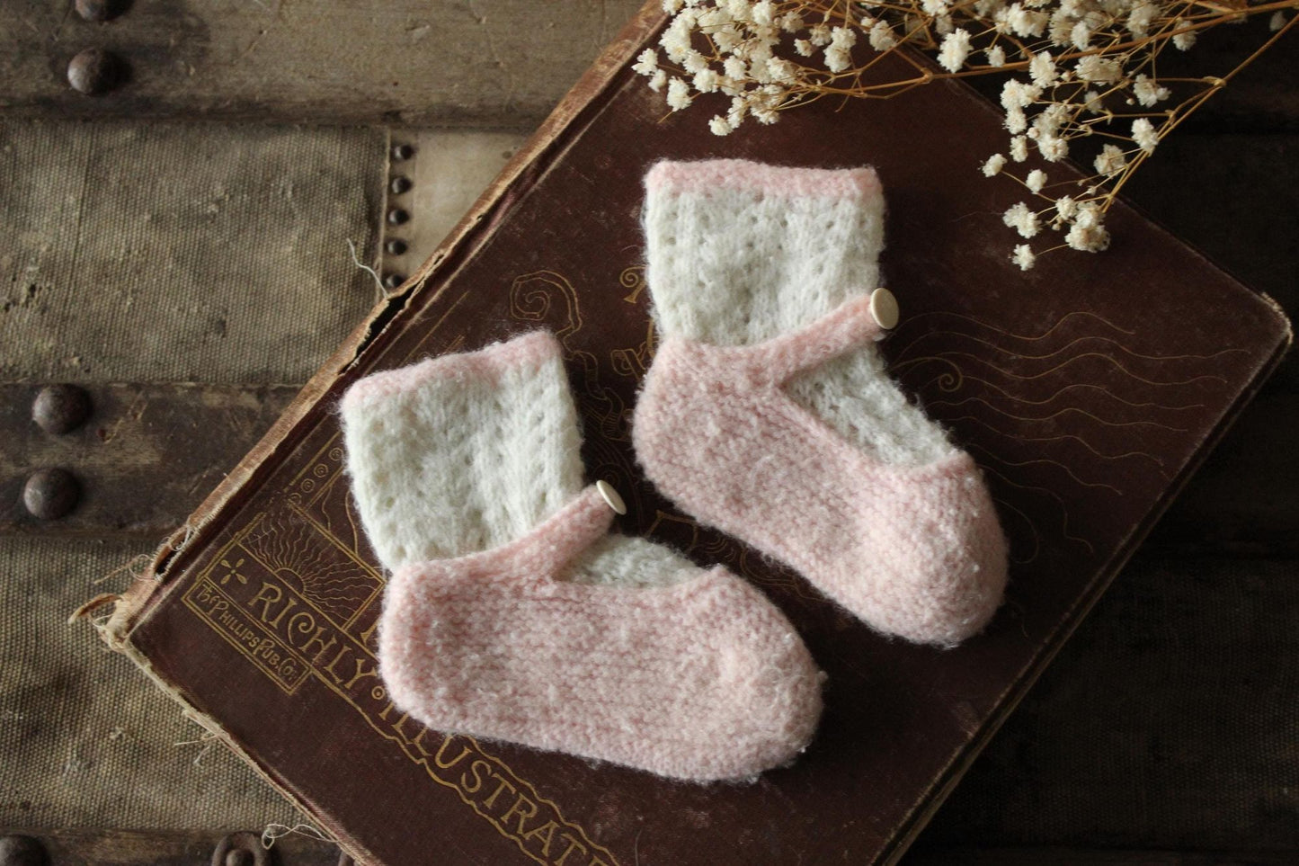 Vintage 1950s Baby Booties in White and Pink Knit