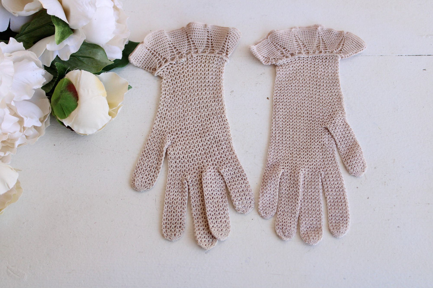 Vintage 1930s 1940s Beige Crochet Gloves