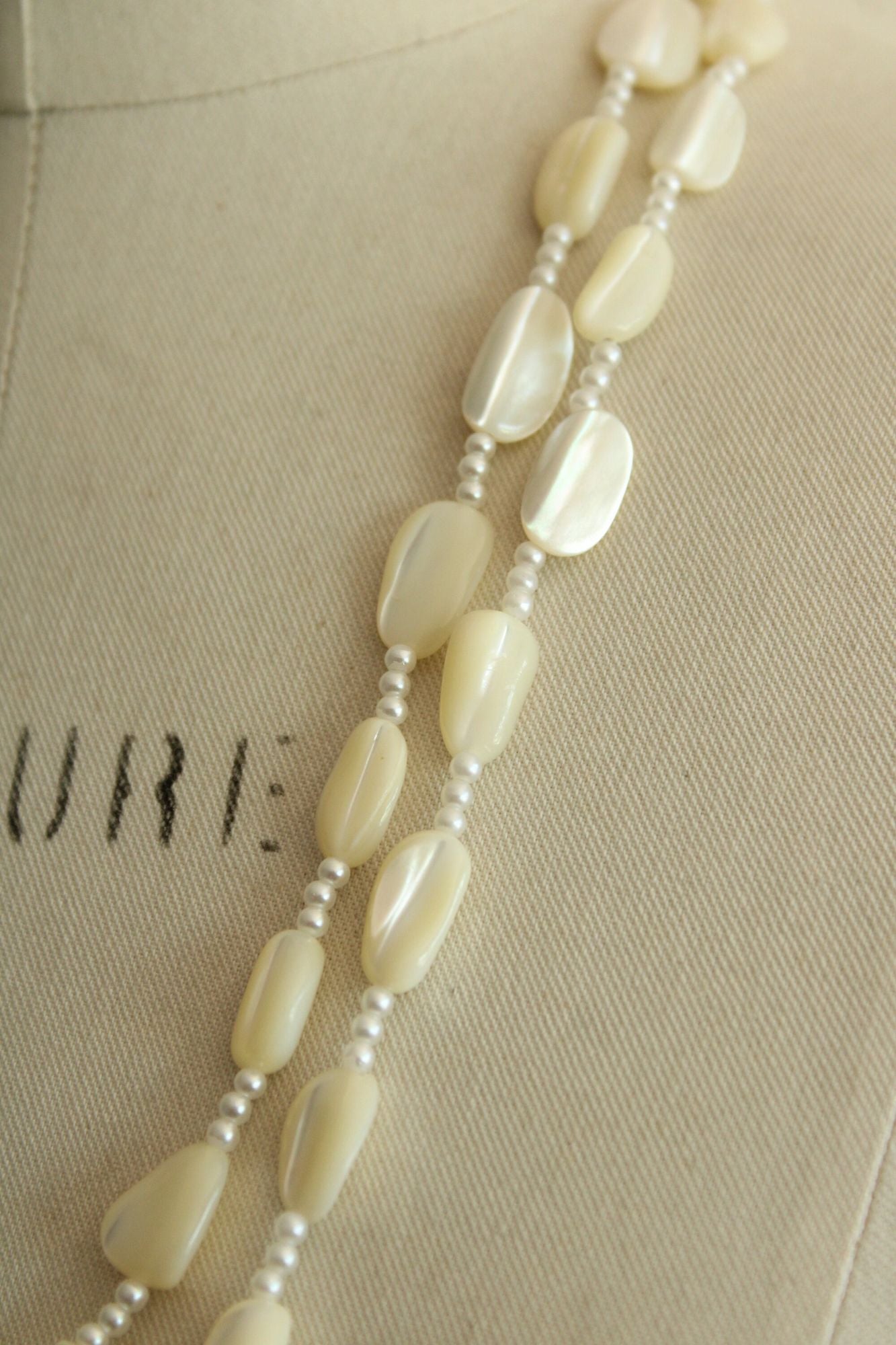 Vintage 1960s Shell or Mother of Pearl Necklace