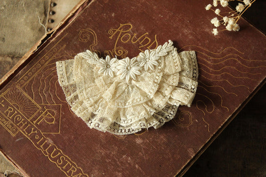 Vintage 1940s 1950s Ivory Lace Bow