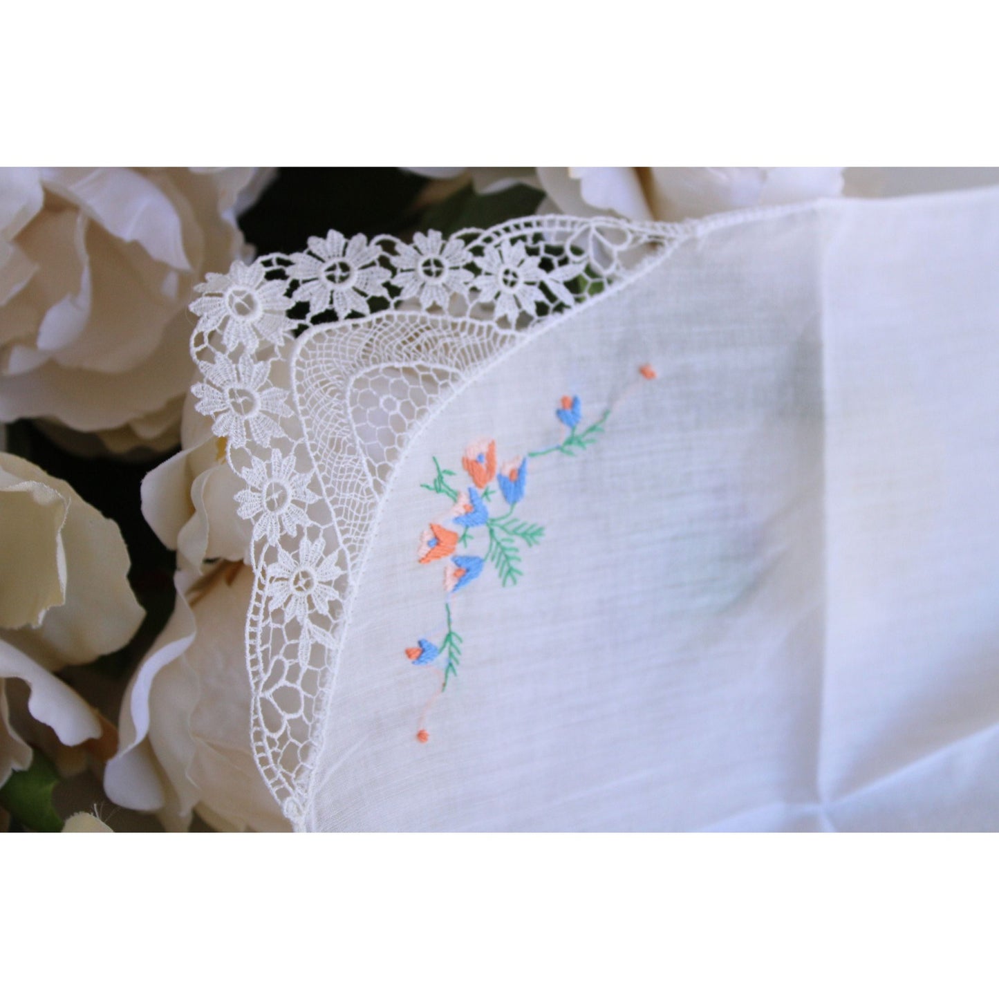 Vintage 1940s 1950s Hankie With White Lace And Embroidery