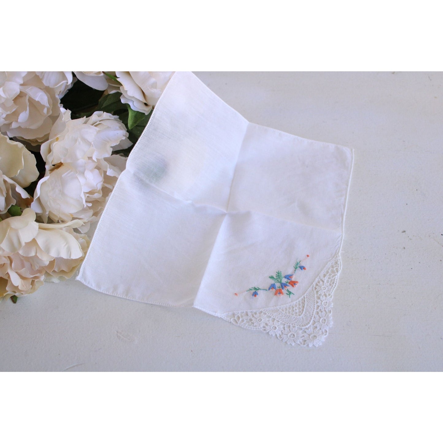 Vintage 1940s 1950s Hankie With White Lace And Embroidery