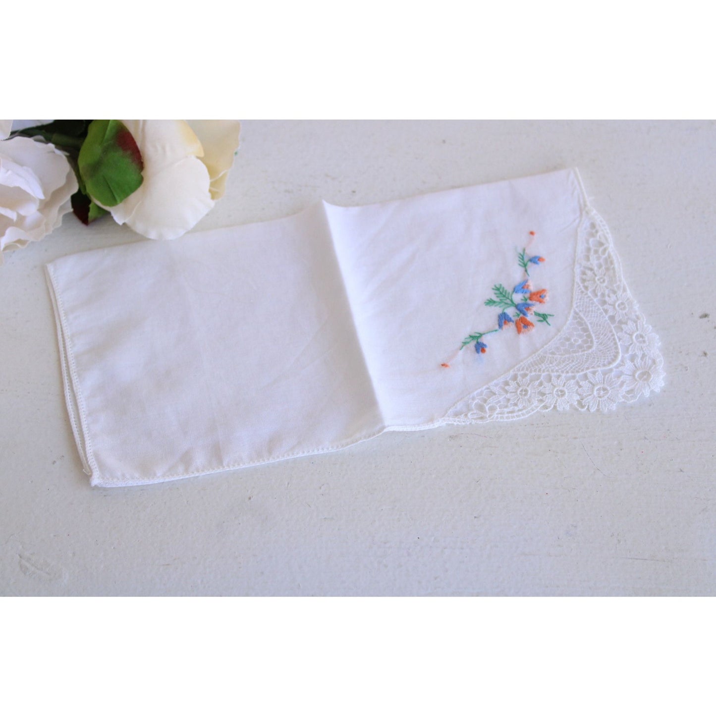 Vintage 1940s 1950s Hankie With White Lace And Embroidery