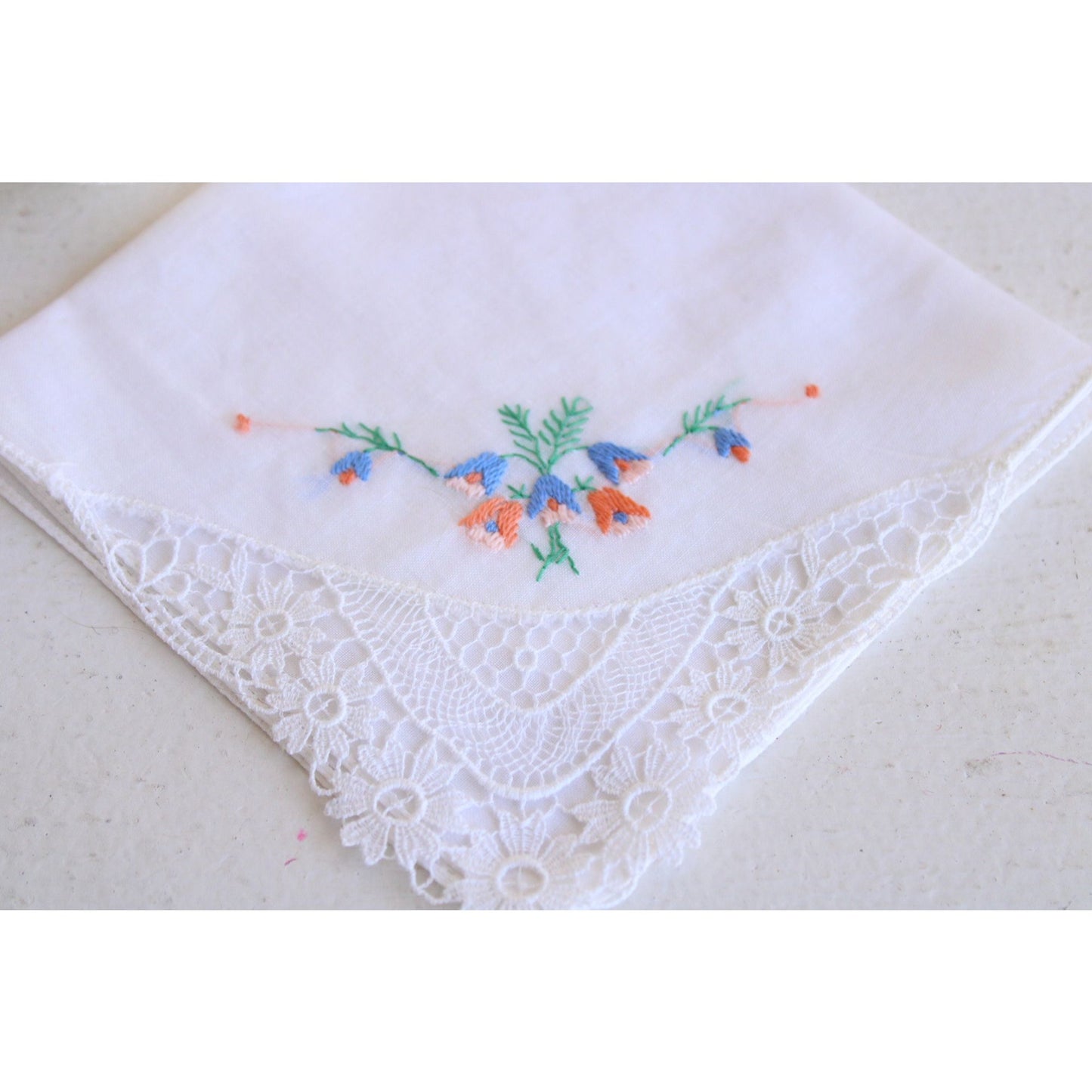 Vintage 1940s 1950s Hankie With White Lace And Embroidery