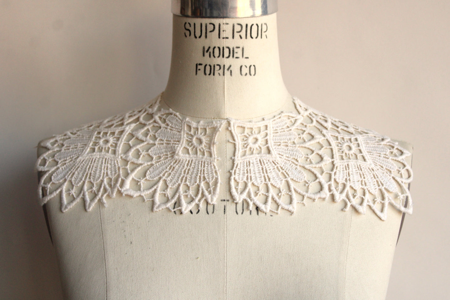 Vintage 1970s 1980s Lace Collar