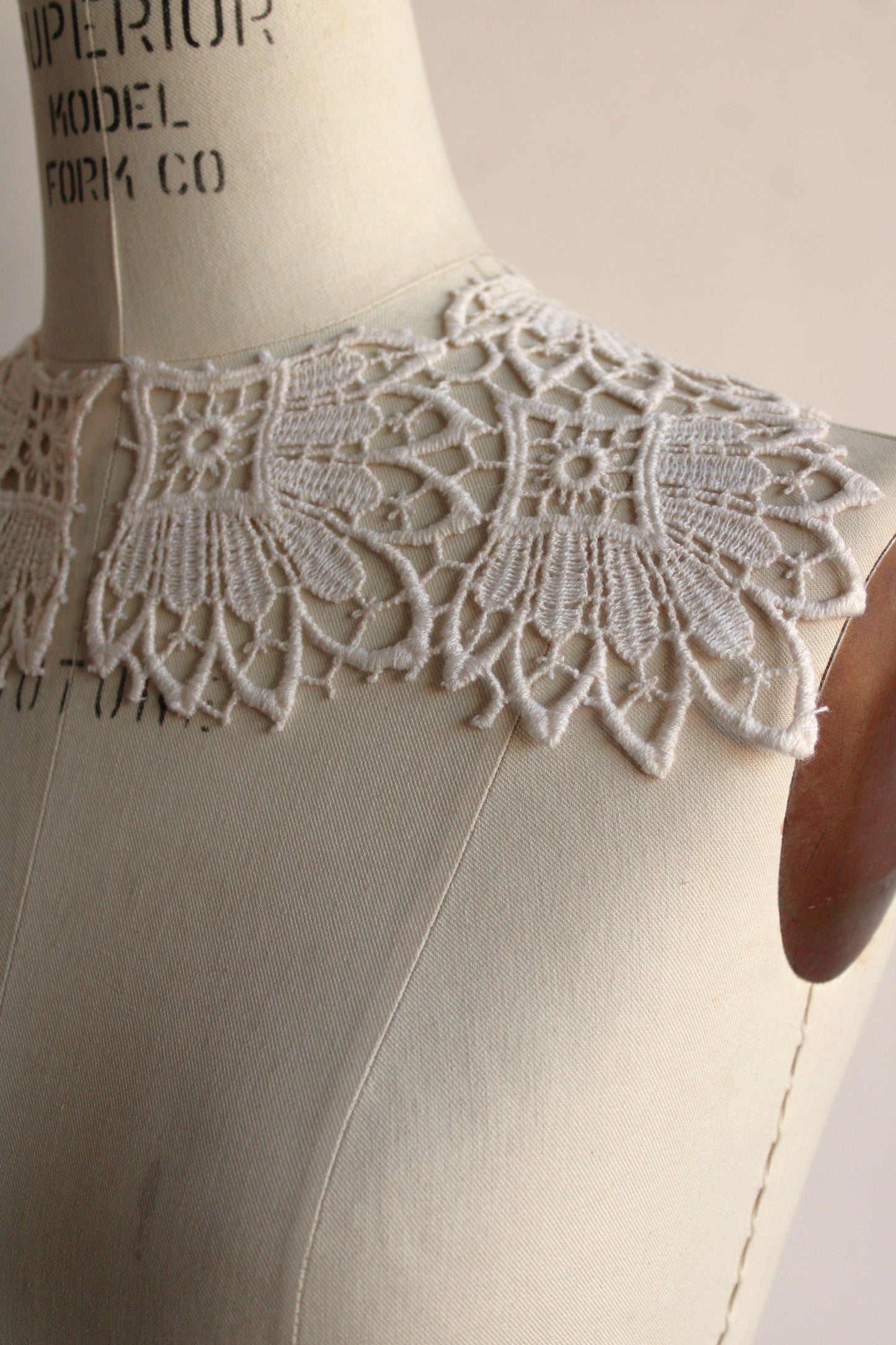 Vintage 1970s 1980s Lace Collar