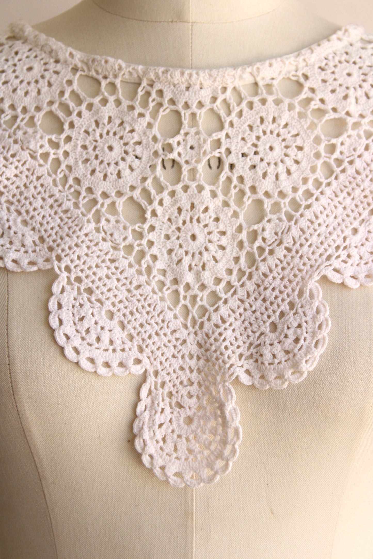 Vintage 1960s Crochet Lace Collar