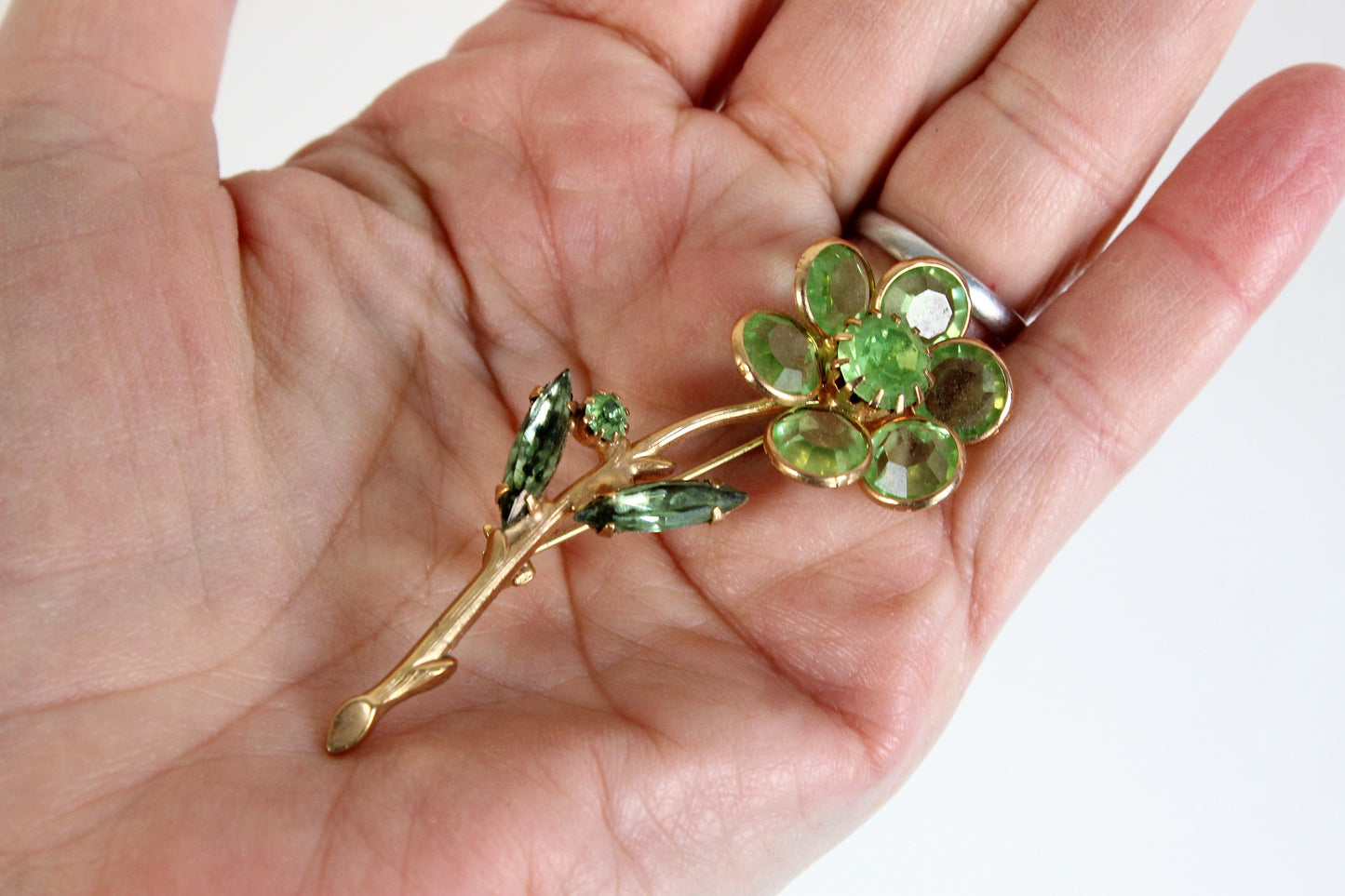 Vintage 1960s Green Glass Daisy Flower Pin