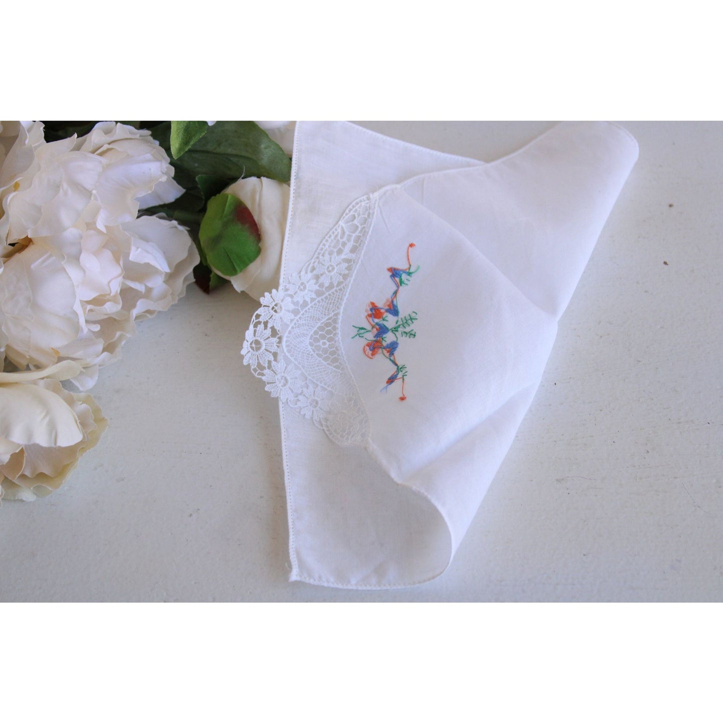 Vintage 1940s 1950s Hankie With White Lace And Embroidery