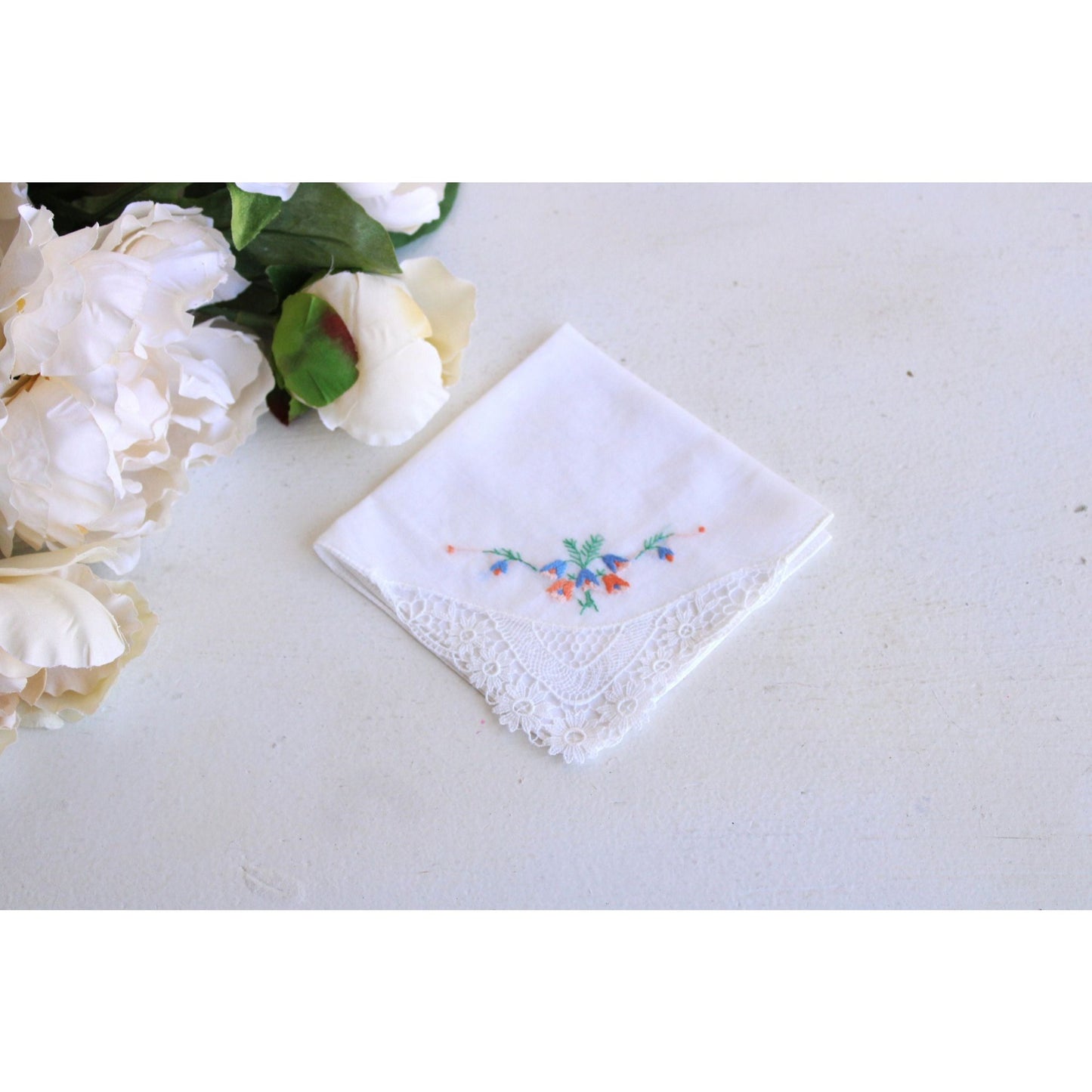 Vintage 1940s 1950s Hankie With White Lace And Embroidery